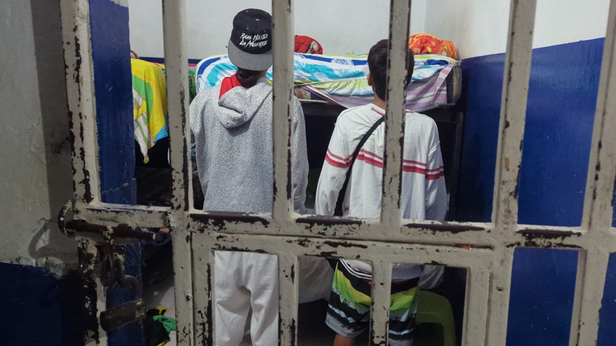 Dos jóvenes en el interior de una clínica clandestina de rehabilitación en Guayaquil, este jueves 22 de mayo.