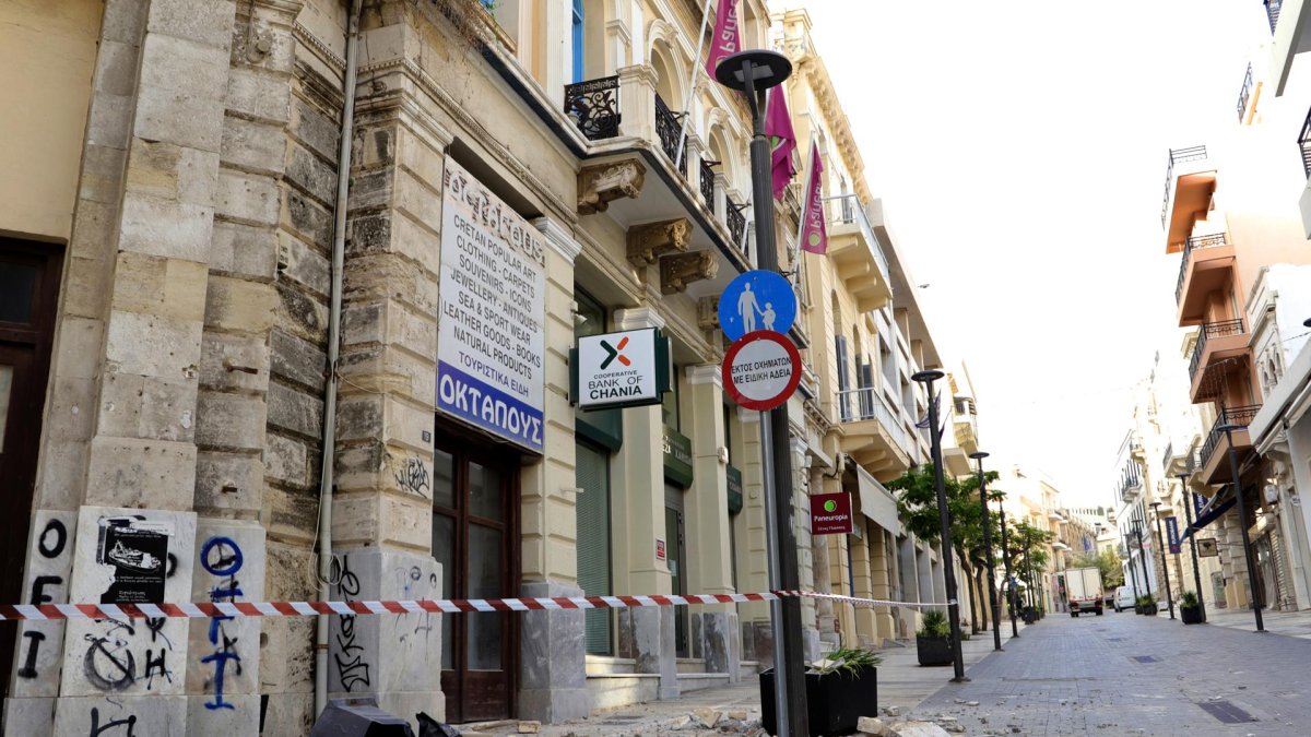 Calles y edificios afectados por el terremoto de magnitud 6,1, ocurrido el 22 de mayo de 2025 en Grecia.