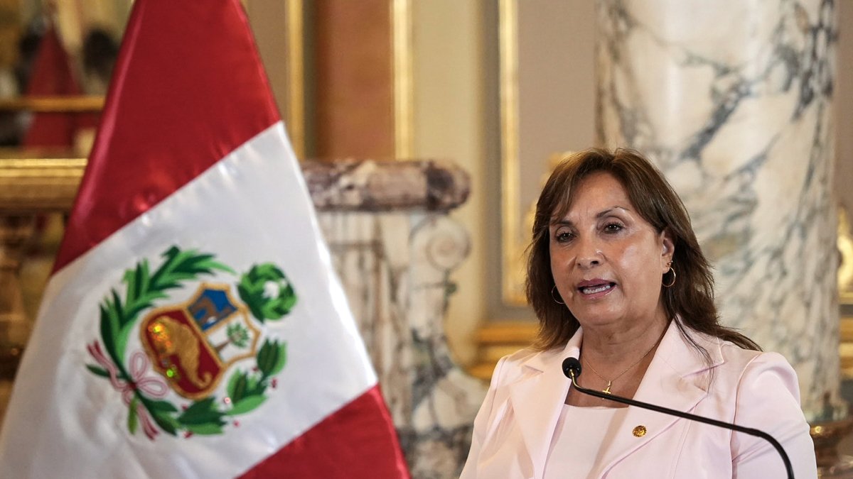 Presidenta de Perú, Dina Boluarte, durante una rueda de prensa, en el Palacio de Gobierno, en Lima