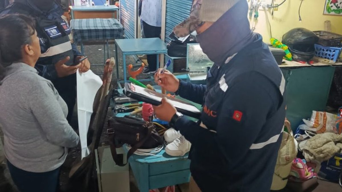 En uno de los negocios se encontraron cinco celulares reportados como robados.