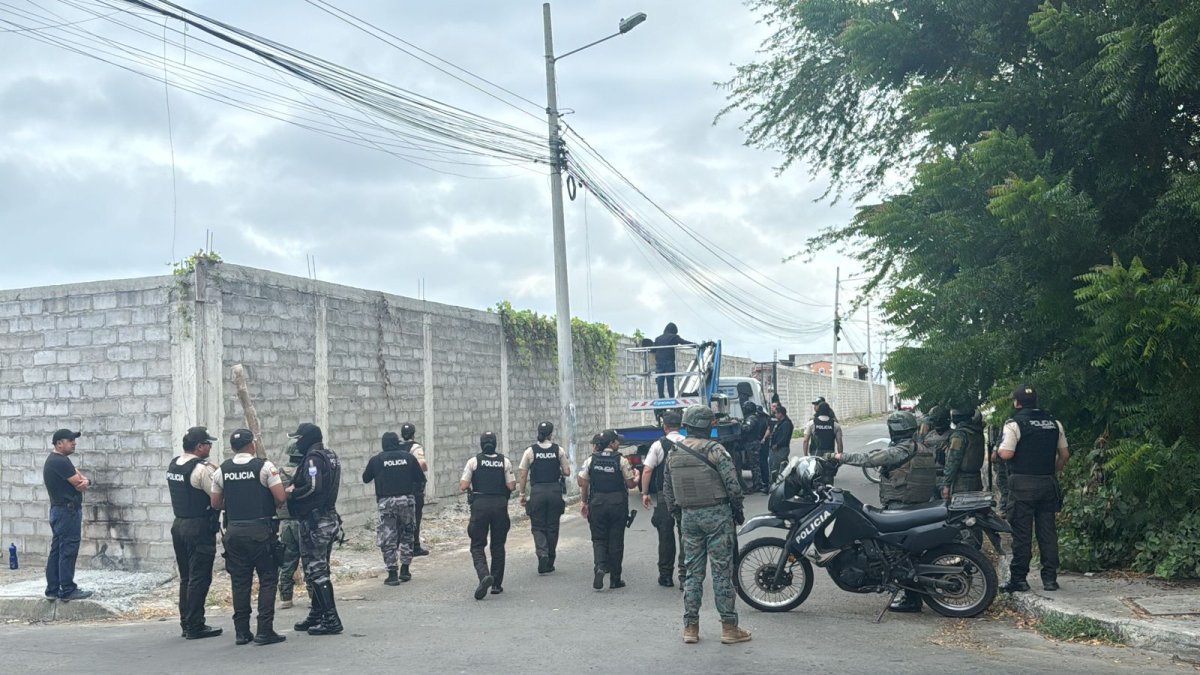 Militares y policías ingresaron a sectores dominados por Los Choneros en Manta durante el operativo Apolo 12, ejecutado la madrugada del 22 de mayo.