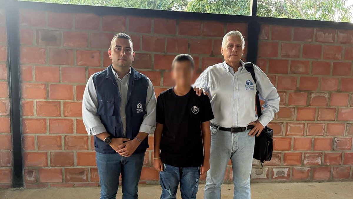 Dos funcionarios de la Defensoría del Pueblo de Colombia acompañando al niño Lyan Hortúa, luego de su liberación en Jamundí (Colombia).