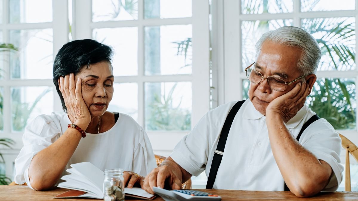 Los jubilados en Estados Unidos verán mermados sus ingresos debido al cobro de deudas estudiantiles impagas.