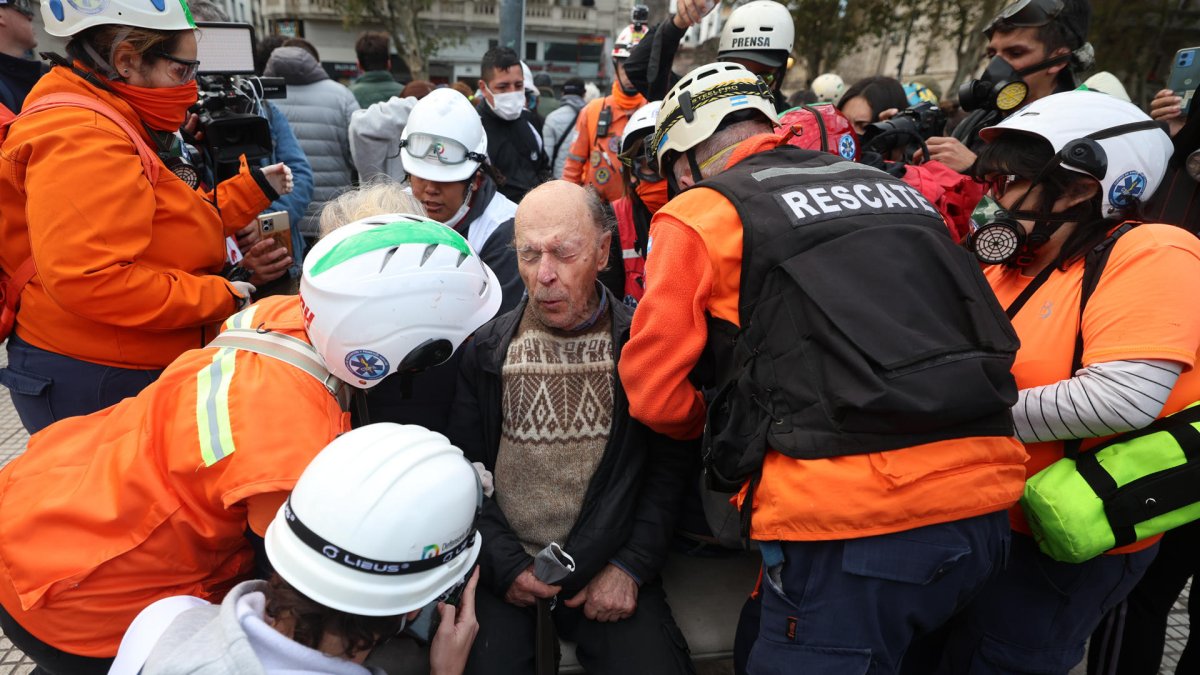 Una persona recibe atención médica durante una marcha de jubilados este miércoles 21 de mayo d 2025, frente al Congreso de la Nación en Buenos Aires