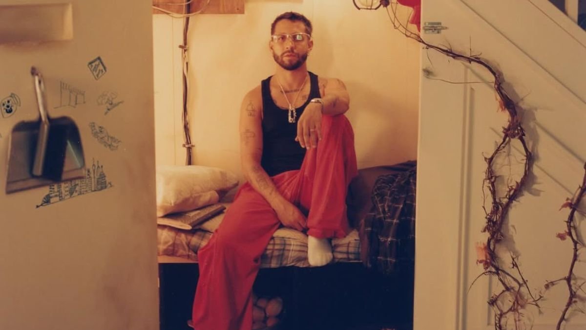 Mora sorprende a sus fans con el lanzamiento de su nuevo álbum ‘Lo Mismo de Siempre’