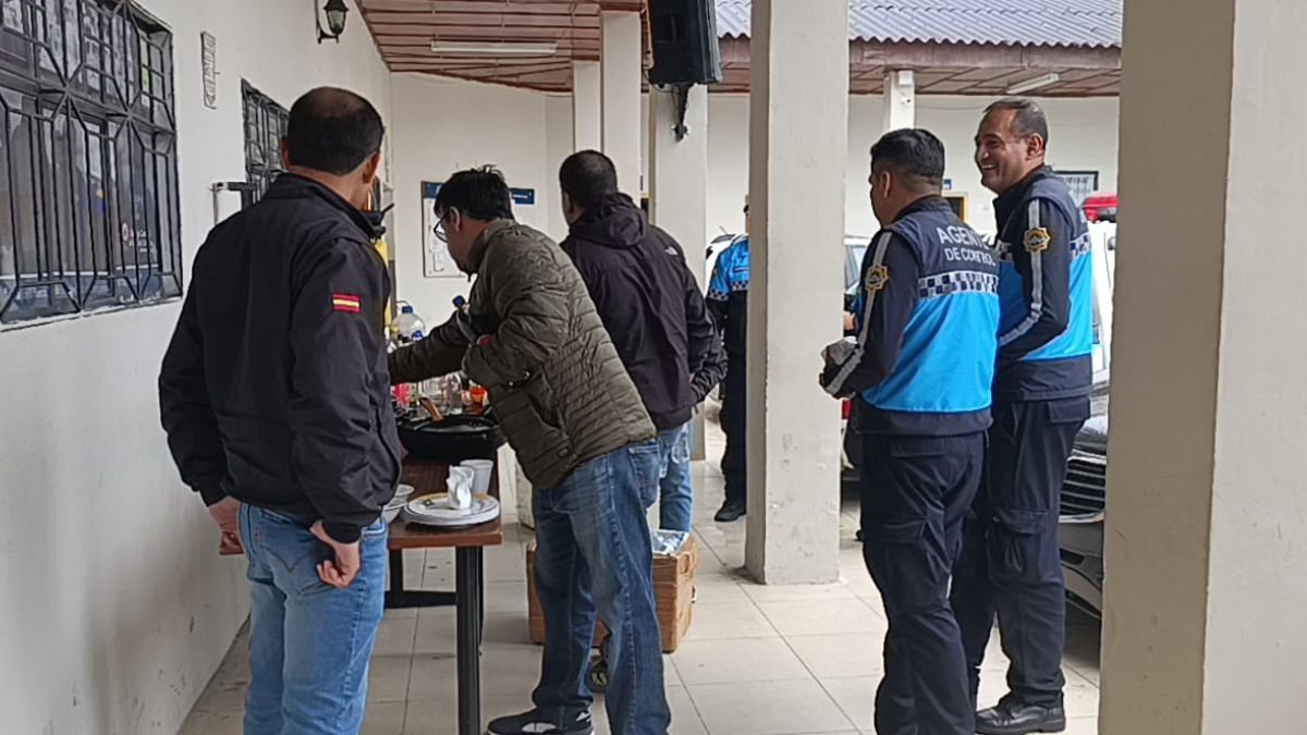 Agentes de control municipal decomisaron productos en mal estado y licor artesanal