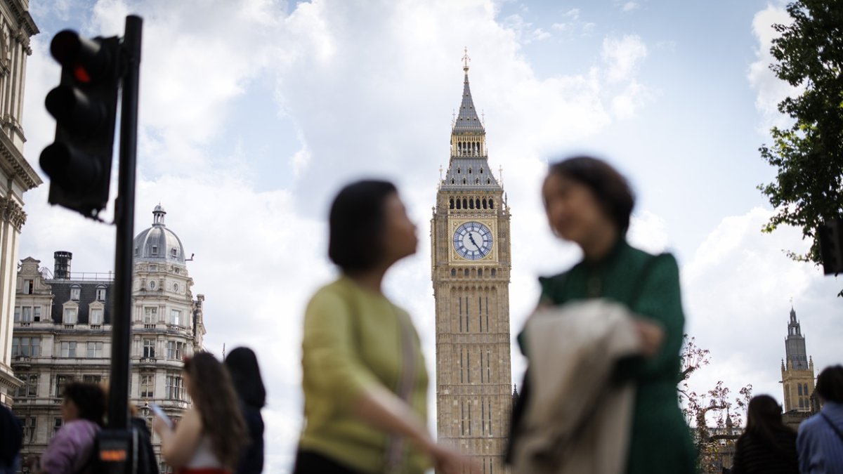 Gente visita la Plaza del Parlamento con la Torre Isabel, comúnmente conocida como el Big Ben, al fondo, en Londres, Gran Bretaña, 12 de mayo de 2025.