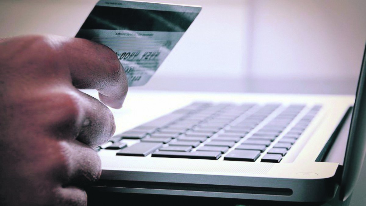 El organismo tributario detectó que contribuyentes usan varias tarjetas bancarias para superar el límite exento de USD 5.109,79.