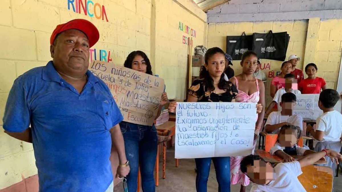 Cada mañana, estudiantes acuden a la escuela 3 de Julio y se sientan en pupitres rotos, esperando aprender nuevos conocimientos.