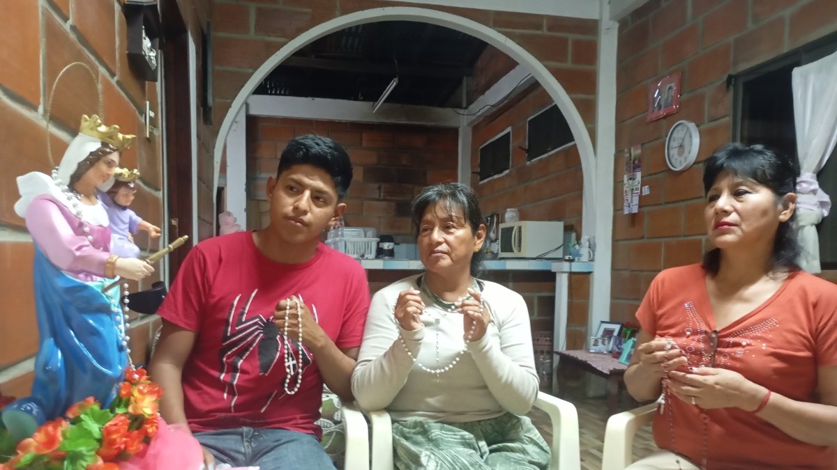 Las familias de Playas reciben la imagen de la Virgen en sus hogares.