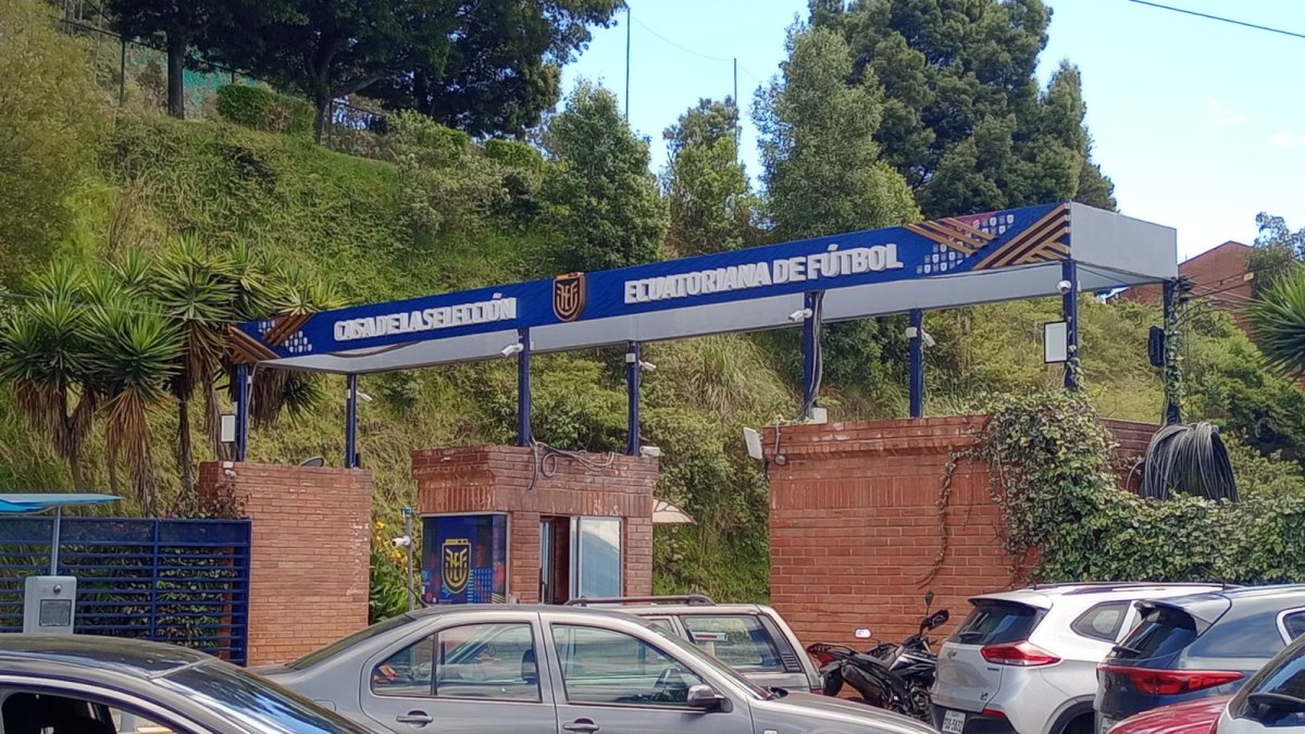 Ambiente. El parqueadero externo de la Casa de la Selección, en Quito, empezó ya a albergar a una mayor cantidad de autos de quienes alistan todo para recibir a la Tri.