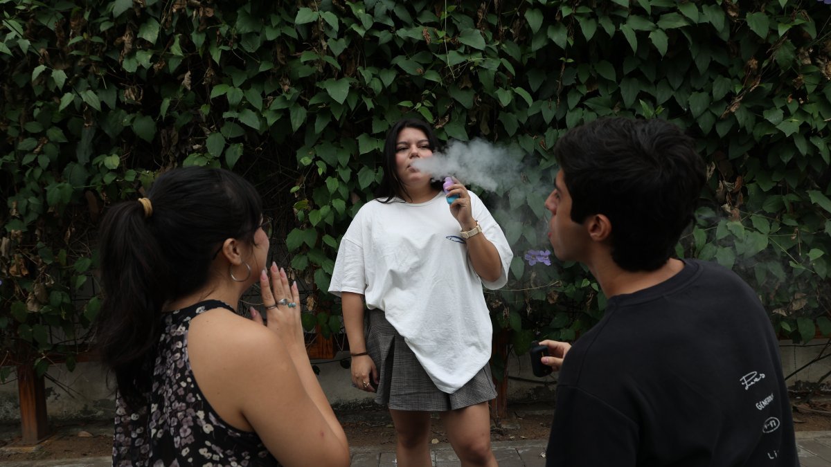 Dramatización. El 'vape' es principalmente consumido por jóvenes.
