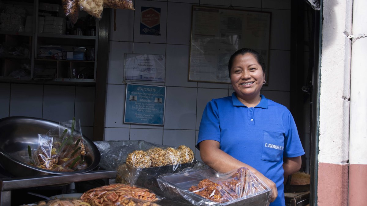 En la intersección de las calles Rocafuerte y García Moreno se encuentra el tradicional maní de dulce y otros dulces tradicionales.