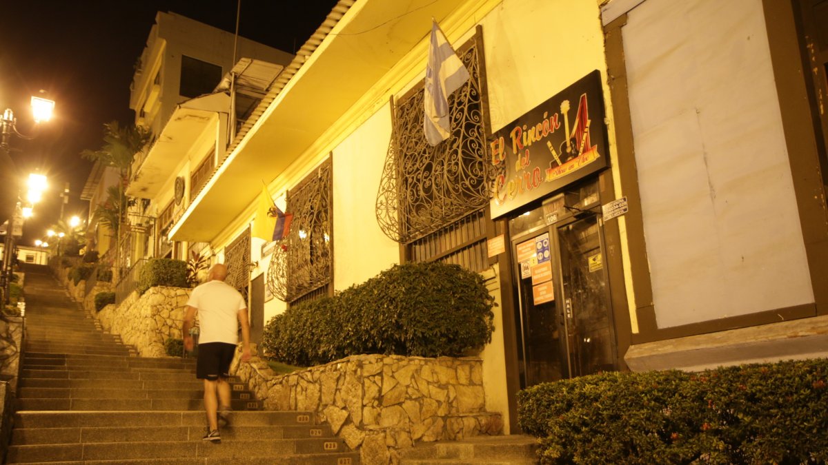 En las escalinatas del cerro Santa Ana estaba prevista la elaboración de murales a cargo de Explorarte Ecuador, pero diferencias con la organización truncaron el proyecto.