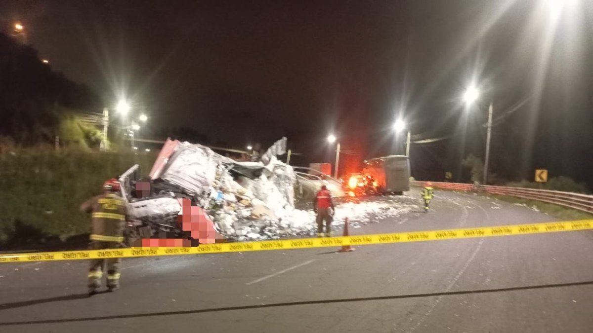 El camión quedó destrozado sobre el carril contrario de la av. Panamericana Norte, tras el accidente contra un bus interprovincial.