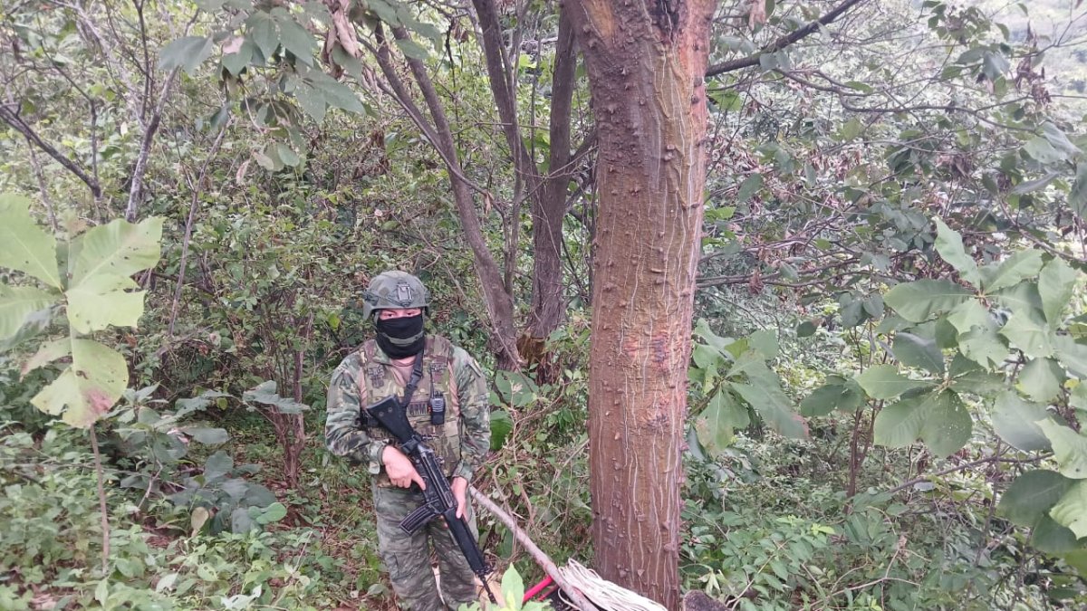 Imagen referencial de un militar en una tarea de control.