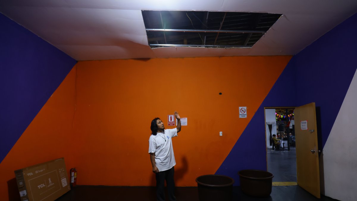 Un techo caído, goteras, fisuras y una sala inutilizable son algunos de los problemas que afectan al espacio.