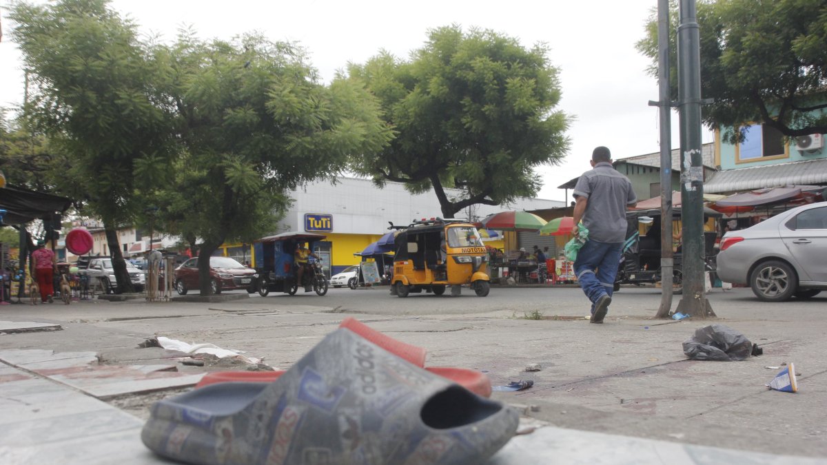 En el lugar del crimen quedaron algunas evidencias del sicariato del padre y su hijo, quienes eran extorsionados.