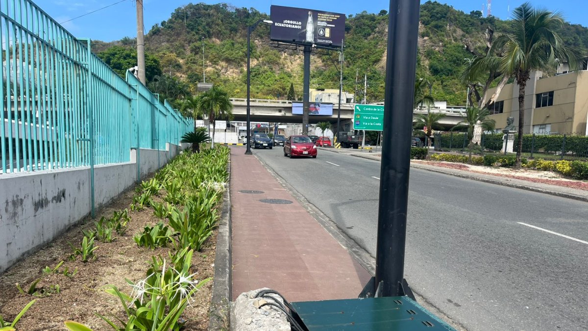 Una caja metálica fue vandalizada en la avenida Las Monjas.