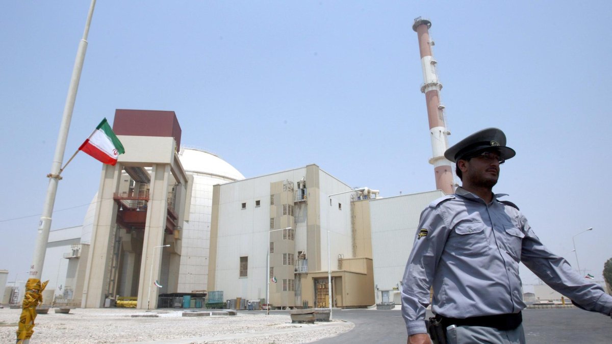 Agente de seguridad iraní caminando frente a la central nuclear de Bushehr, en el sur de Irán