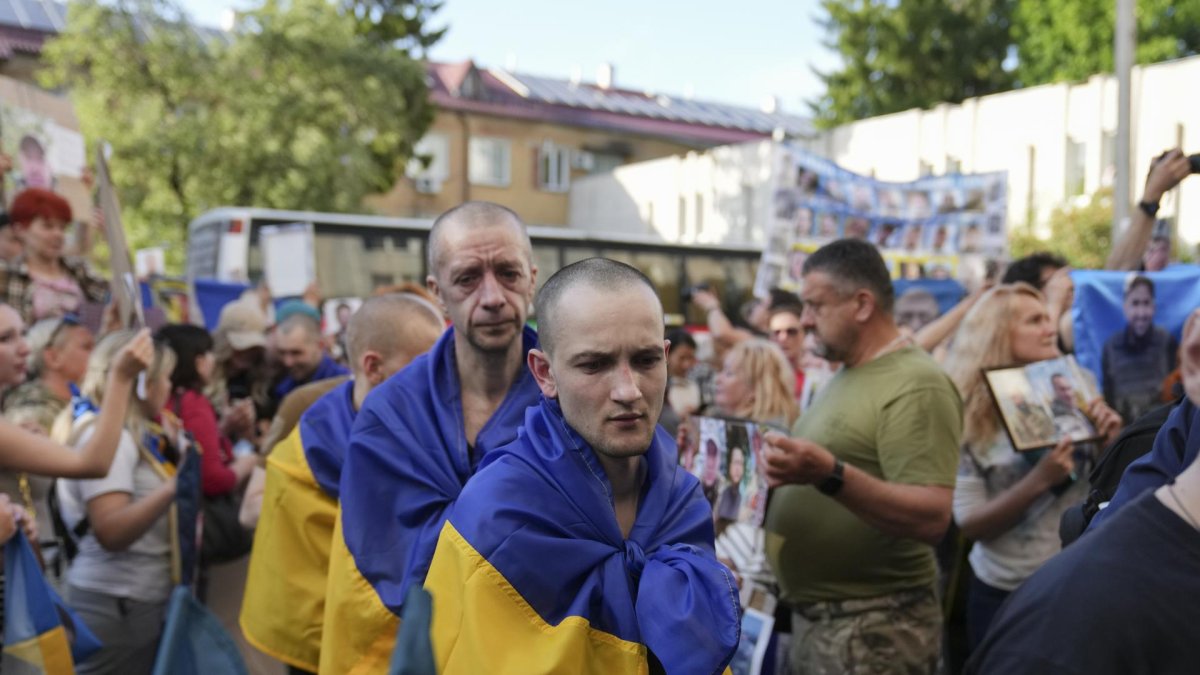 Familiares y amigos de prisioneros de guerra ucranianos dan la bienvenida a sus seres queridos luego de un intercambio de prisioneros, Ucrania, el 23 de mayo de 2025.