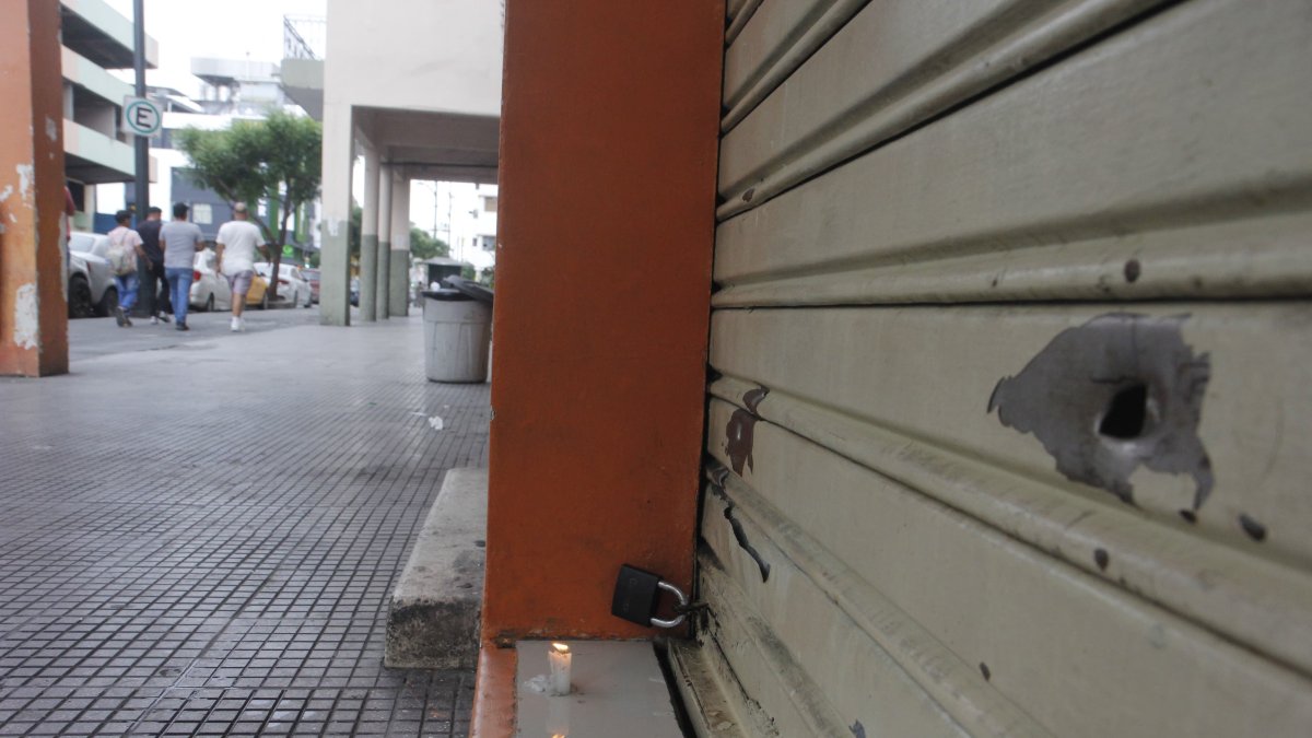 Las balas penetraron la puerta de un restaurante del sector.