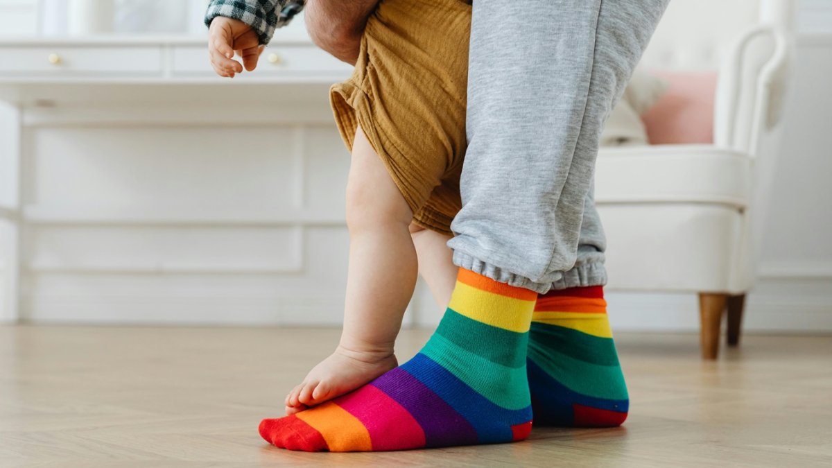 Foto referencial de un infante y su madre.