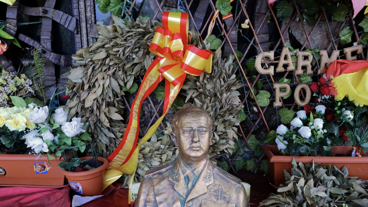 Un busto del dictador español Francisco Franco en el cementerio de Mingorrubio-El Pardo, decorado con banderas y mensajes dejados por los fieles, 9 de enero de 2025.