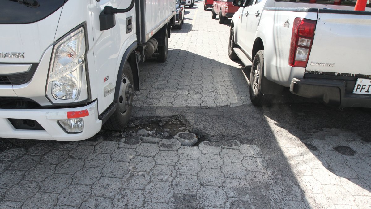 Los daños complican la circulación vehicular y amenazan con dañar llantas y suspensiones de los autos.