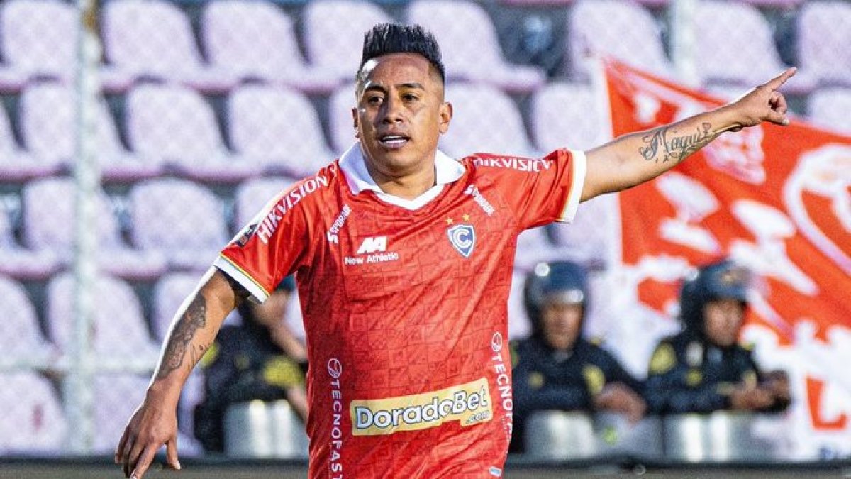 Christian Cueva destaca como volante en Cienciano.