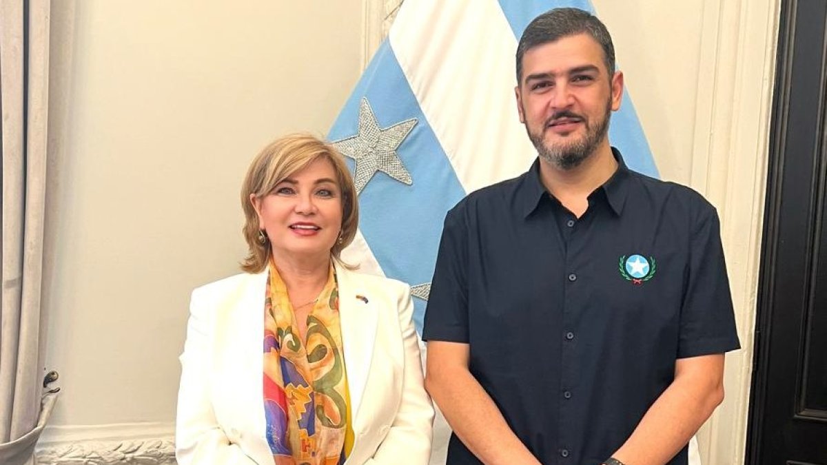 La embajadora de la Unión Europea, Jekaterina Doródnova, junto al alcalde de Guayaquil, Aquiles Álvarez.