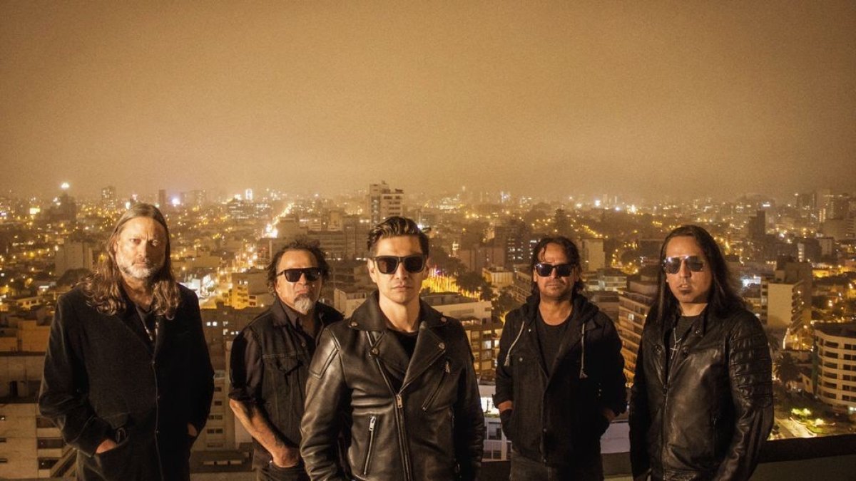 Los integrantes de la banda son, de izquierda a derecha, Coqui de Tramontana (guitarra), Martín Tuesta (guitarra), Omar Pizarro (voz), Miguel Tuesta (bajo) y Hans Menacho (batería).