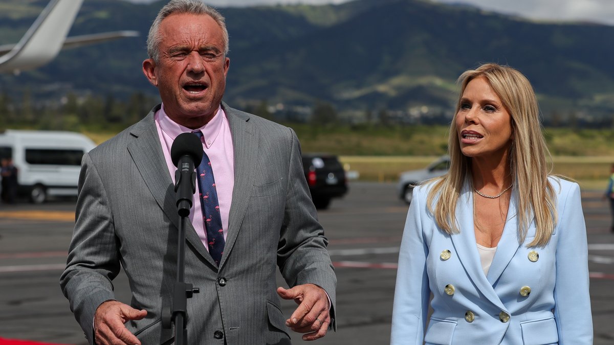 El secretario de Salud y Servicios Humanos de los Estados Unidos, Robert F. Kennedy Jr., habla junto a su esposa Cheryl Hines.