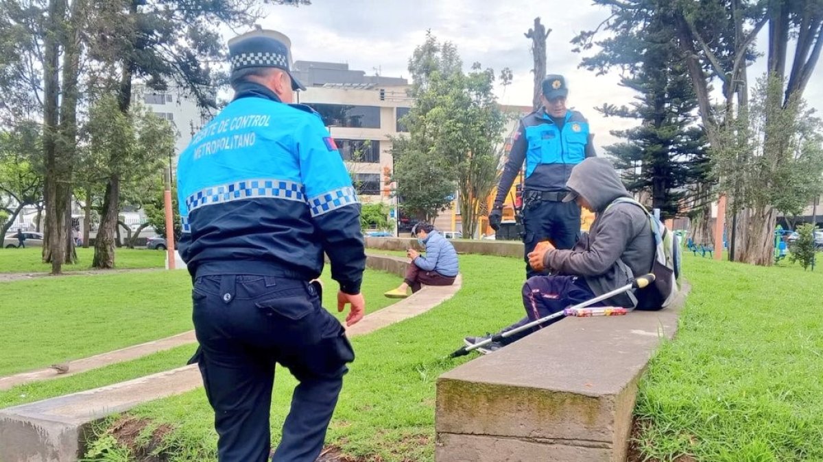 Los residentes y propietarios de locales de La Mariscal reportan incidentes con libadores y personas sin hogar. Los agentes municipales realizan patrullajes constantes.