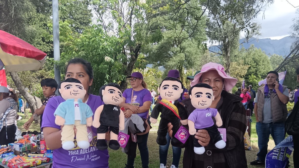 Peluches con la imagen de Daniel Noboa fueron el producto estrella durante su posesión presidencial en Quito.