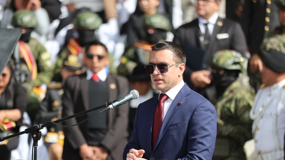 En la Cima de la Libertad, el presidente Daniel Noboa participa en la ceremonia por la Batalla de Pichincha y el Día de las Fuerzas Armadas; es recibido con honores por el Alto Mando Militar.