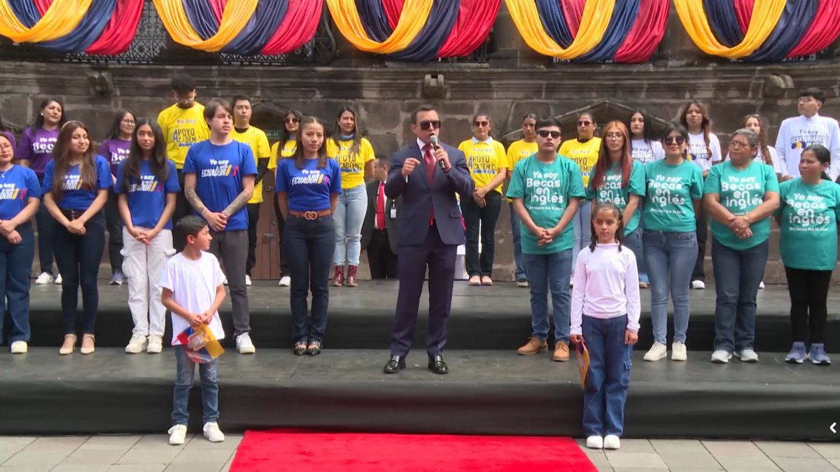 Antes de ir a la ceremonia de posesión de su nuevo mandato, Daniel Noboa habló con la ciudadanía congregada fuera del Palacio de Gobierno, en Quito.