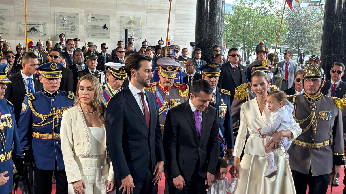 Los trajes oscuros y sastrería blanca resaltaron en varios looks reflejando solemnidad y estilo.