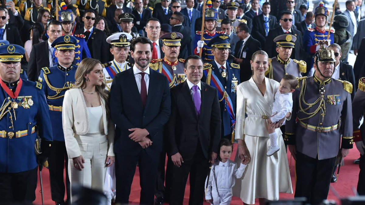 Niels Olsen, presidente del Legislativo, junto a su esposa; y el presidente Daniel Noboa y su familia.