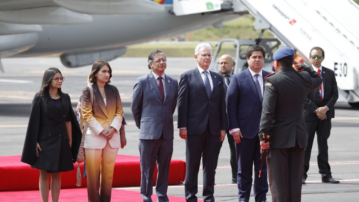 El presidente de Colombia, Gustavo Petro (c), llega junto a la canciller de Colombia, Laura Sarabia (2-i), para participar en la investidura presidencial de Daniel Noboa