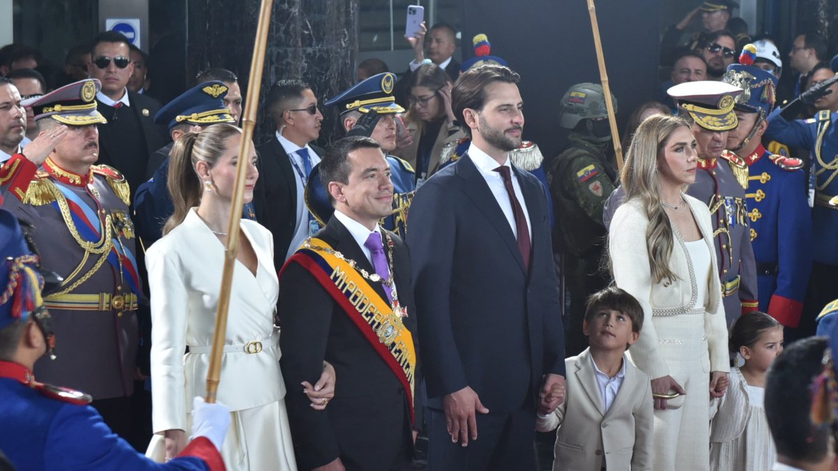 Daniel Noboa a la salida de la Asamblea Nacional en compañía de su esposa.