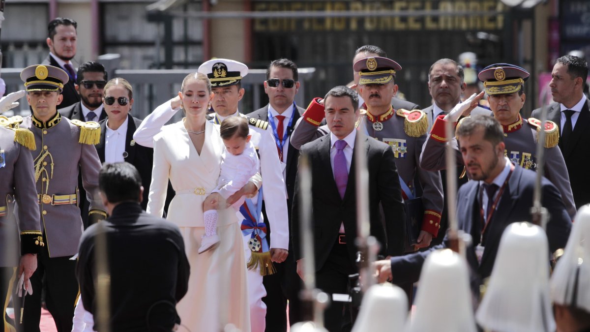 Lavinia Valbonesi llega a la investidura presidencial junto a sus hijos, con un look blanco de elegancia sobria.