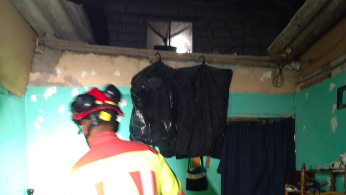 Colapsa techo en vivienda en el sur de Quito y deja dos adultos mayores heridos.