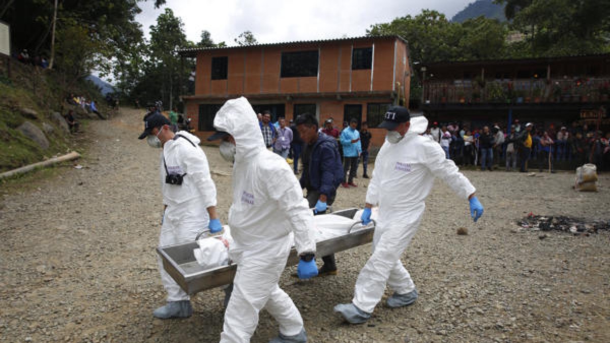 Operativo. La Policía Judicial colombiana trasladando el cuerpo de un fallecido, en un operativo militar contra la minería ilegal, en el corregimiento Pichendé a unos 16 km de Cali.