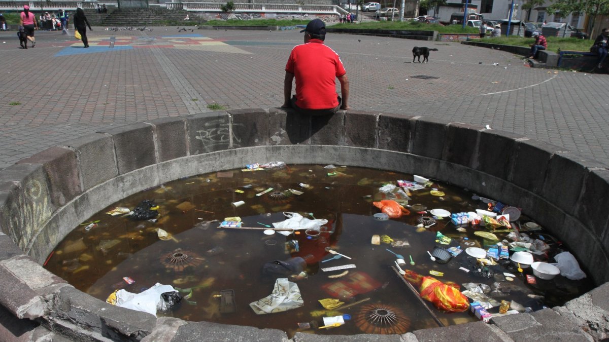Basura y daños son parte del escenario de una pileta olvida en Cotocollao.