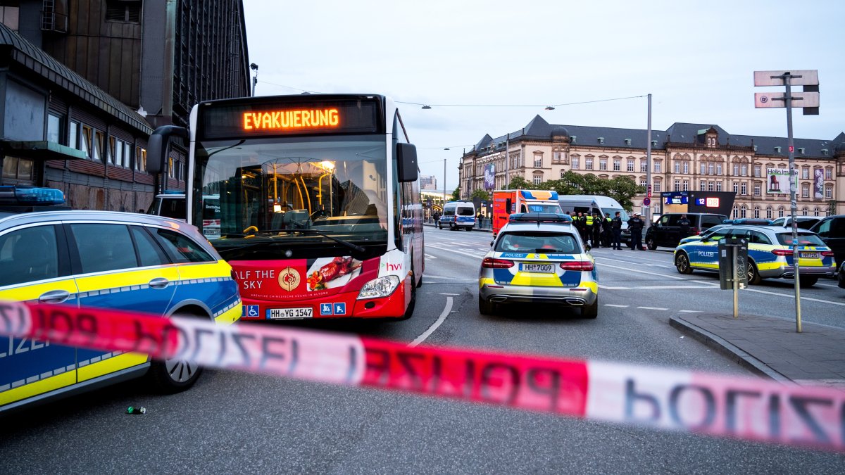 Panorama. La zona del ataque se mantenía cercada por la policía. Hay miedo en los ciudadanos por esta clase de ataques constantes en Alemania.