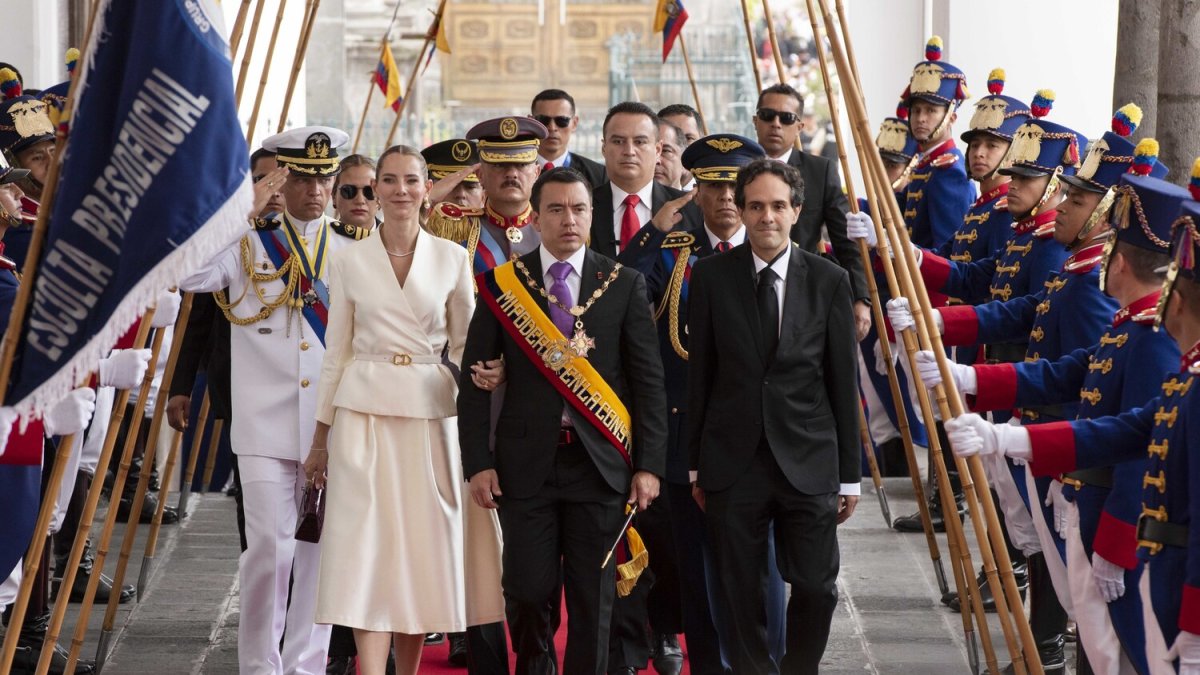 Daniel Noboa en su llegada al Palacio de Carondelet tras su posesión en la Asamblea.