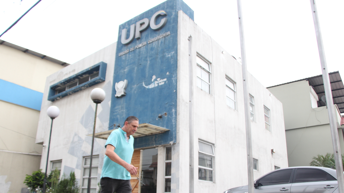 Decenas de UPC de la ciudad lucen en mal estado, olvidadas y son utilizadas como parqueos en sus exteriores y para que los uniformados lleguen solo a dormir. No hay atención.