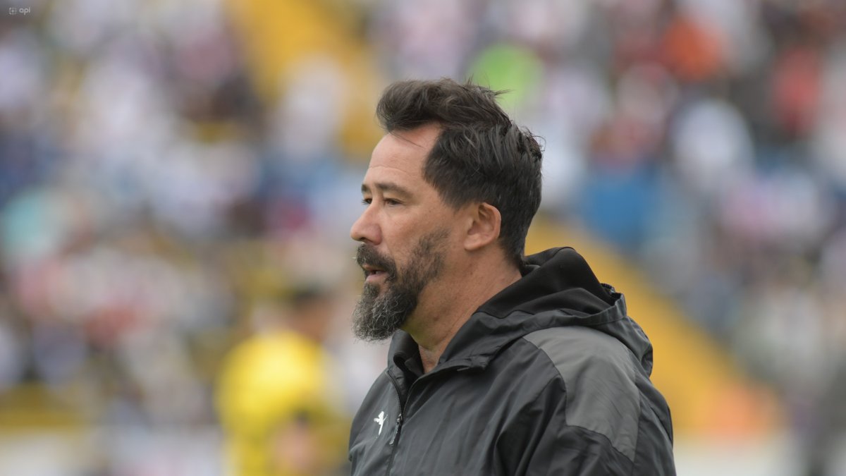 El DT Vitamina Sánchez durante el partido entre Universidad Católica y Liga de Quito.