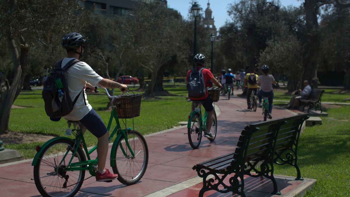Recorrido. Un grupo de viajeros conocen la parte turística de Lima montados en bicicleta, disfrutan del paisaje.